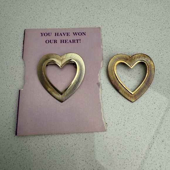 Vintage Heart Brooches Pins Gold Tone Set of Two Valentine's Day - Picture 2 of 7
